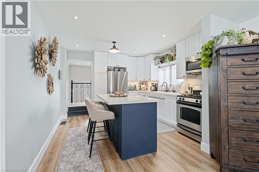 196 Durham Avenue, Cambridge, ON - Indoor Photo Showing Kitchen With Upgraded Kitchen