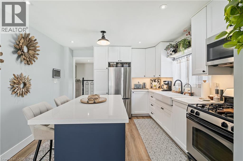 196 Durham Avenue, Cambridge, ON - Indoor Photo Showing Kitchen With Upgraded Kitchen