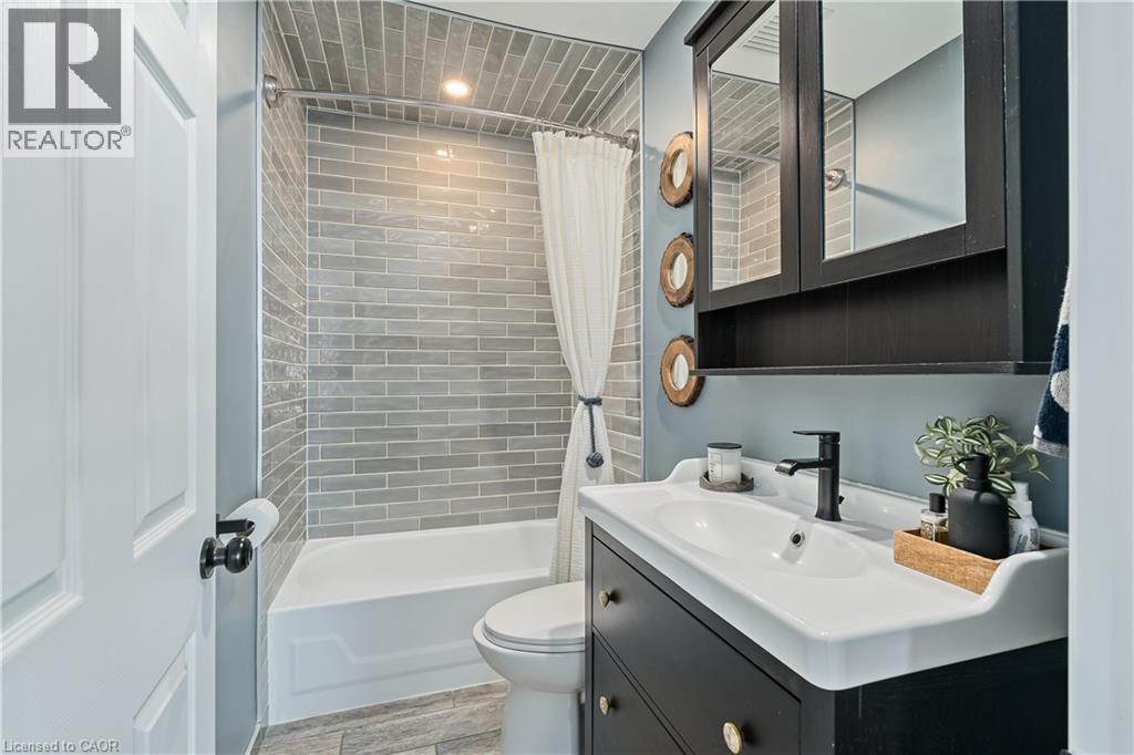 196 Durham Avenue, Cambridge, ON - Indoor Photo Showing Bathroom