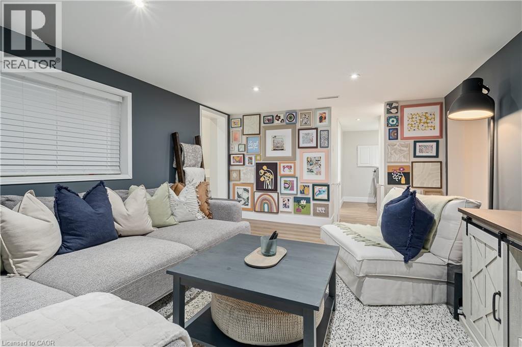 196 Durham Avenue, Cambridge, ON - Indoor Photo Showing Living Room