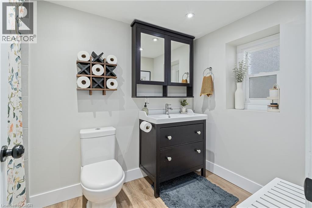 196 Durham Avenue, Cambridge, ON - Indoor Photo Showing Bathroom