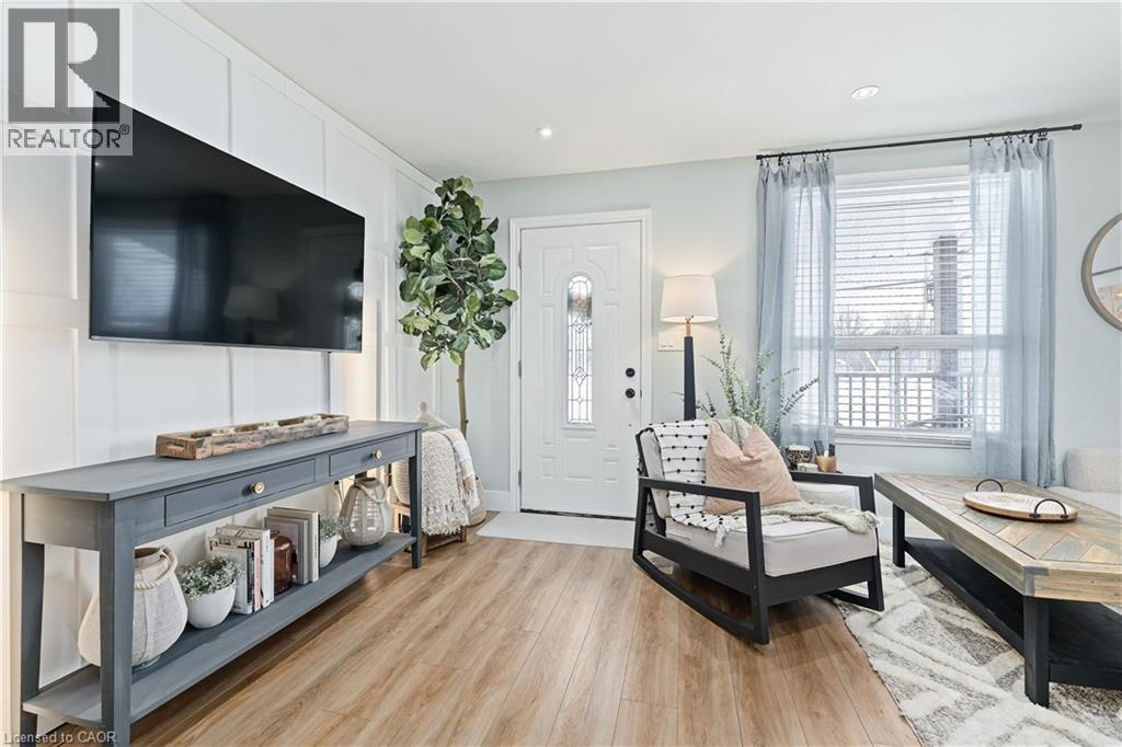 196 Durham Avenue, Cambridge, ON - Indoor Photo Showing Living Room