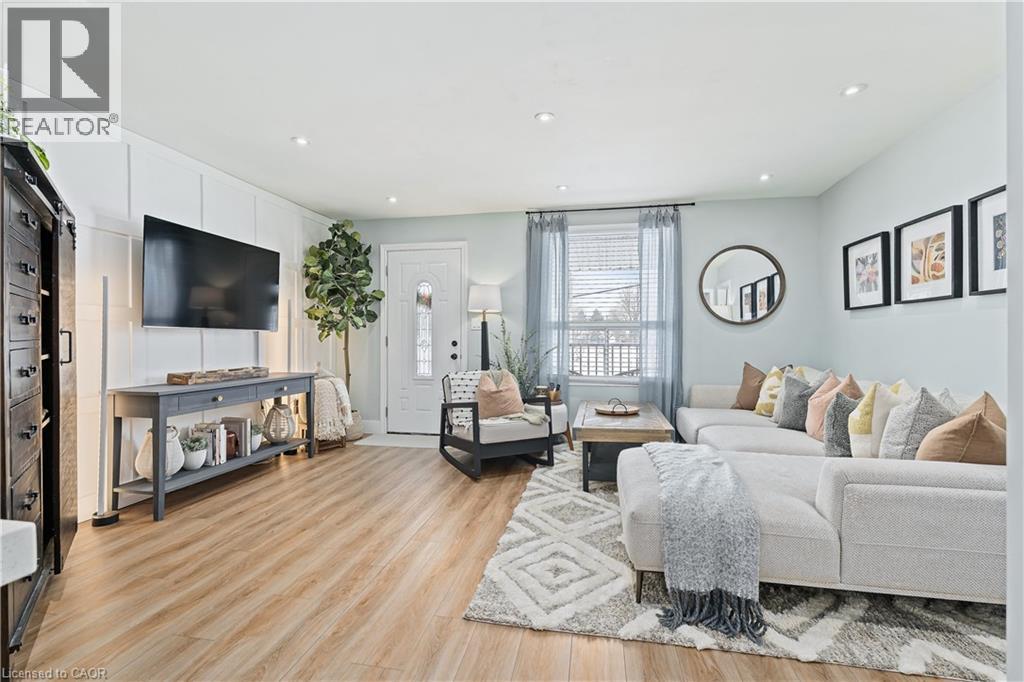 196 Durham Avenue, Cambridge, ON - Indoor Photo Showing Living Room