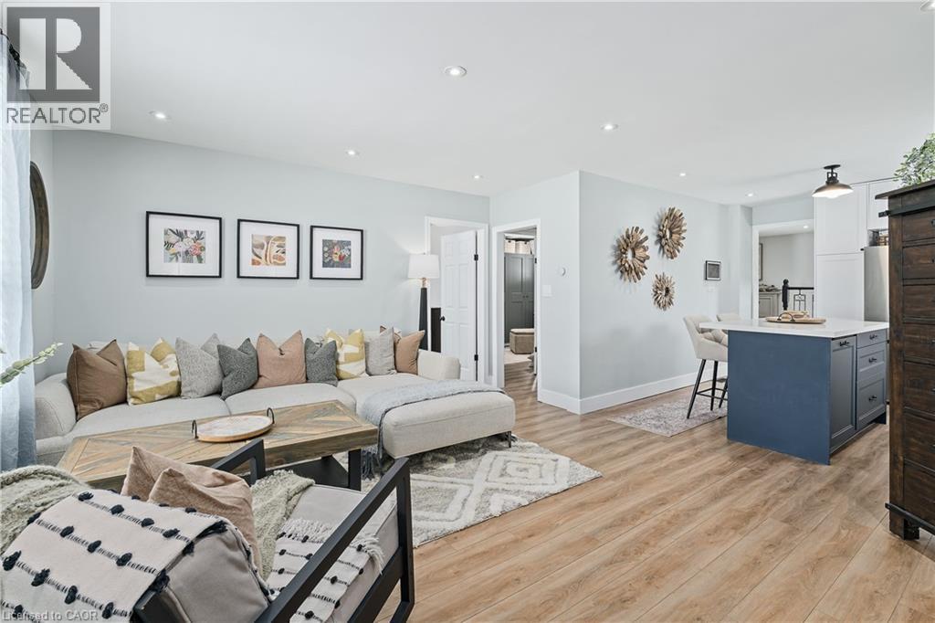 196 Durham Avenue, Cambridge, ON - Indoor Photo Showing Living Room