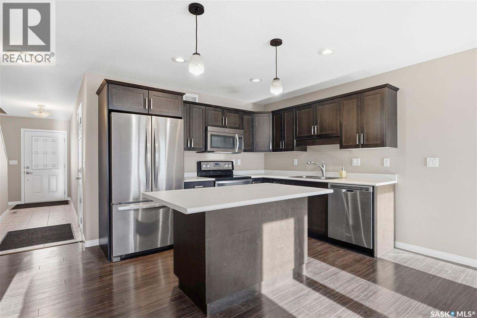 7 365 Dawson Crescent, Saskatoon, SK - Indoor Photo Showing Kitchen With Double Sink With Upgraded Kitchen