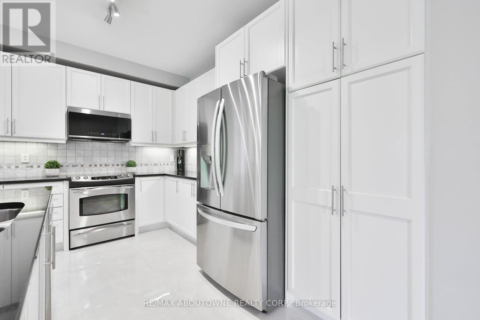 3262 Skipton Lane, Oakville, ON - Indoor Photo Showing Kitchen With Stainless Steel Kitchen