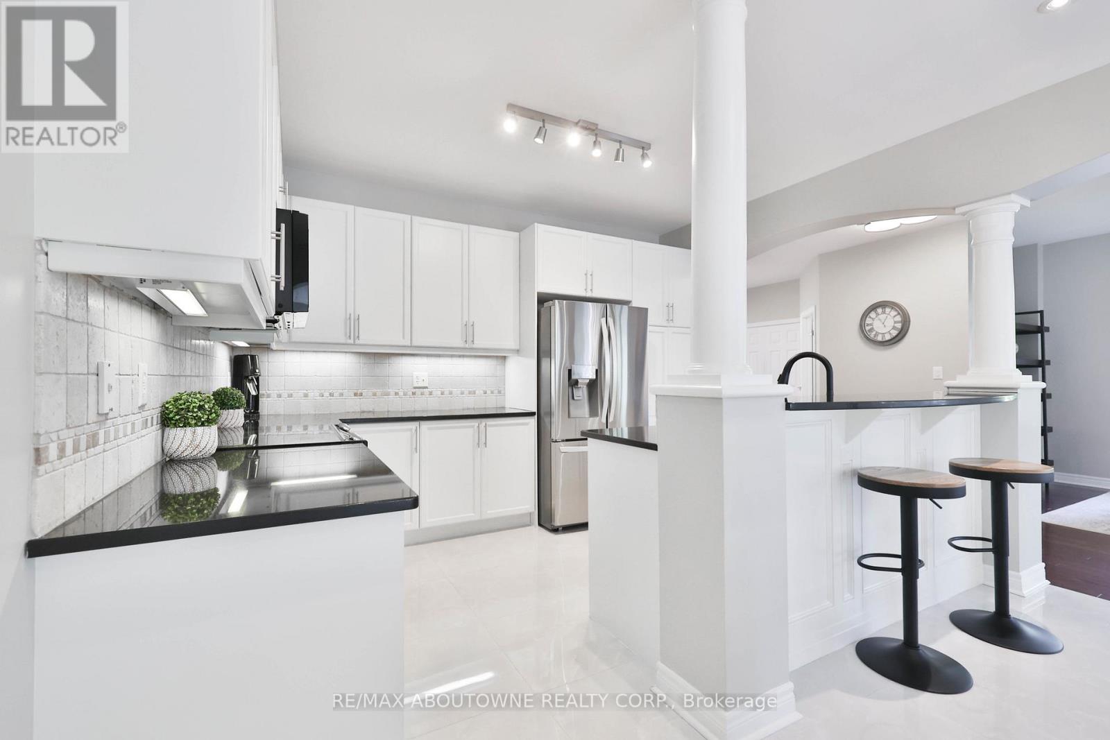 3262 Skipton Lane, Oakville, ON - Indoor Photo Showing Kitchen With Stainless Steel Kitchen
