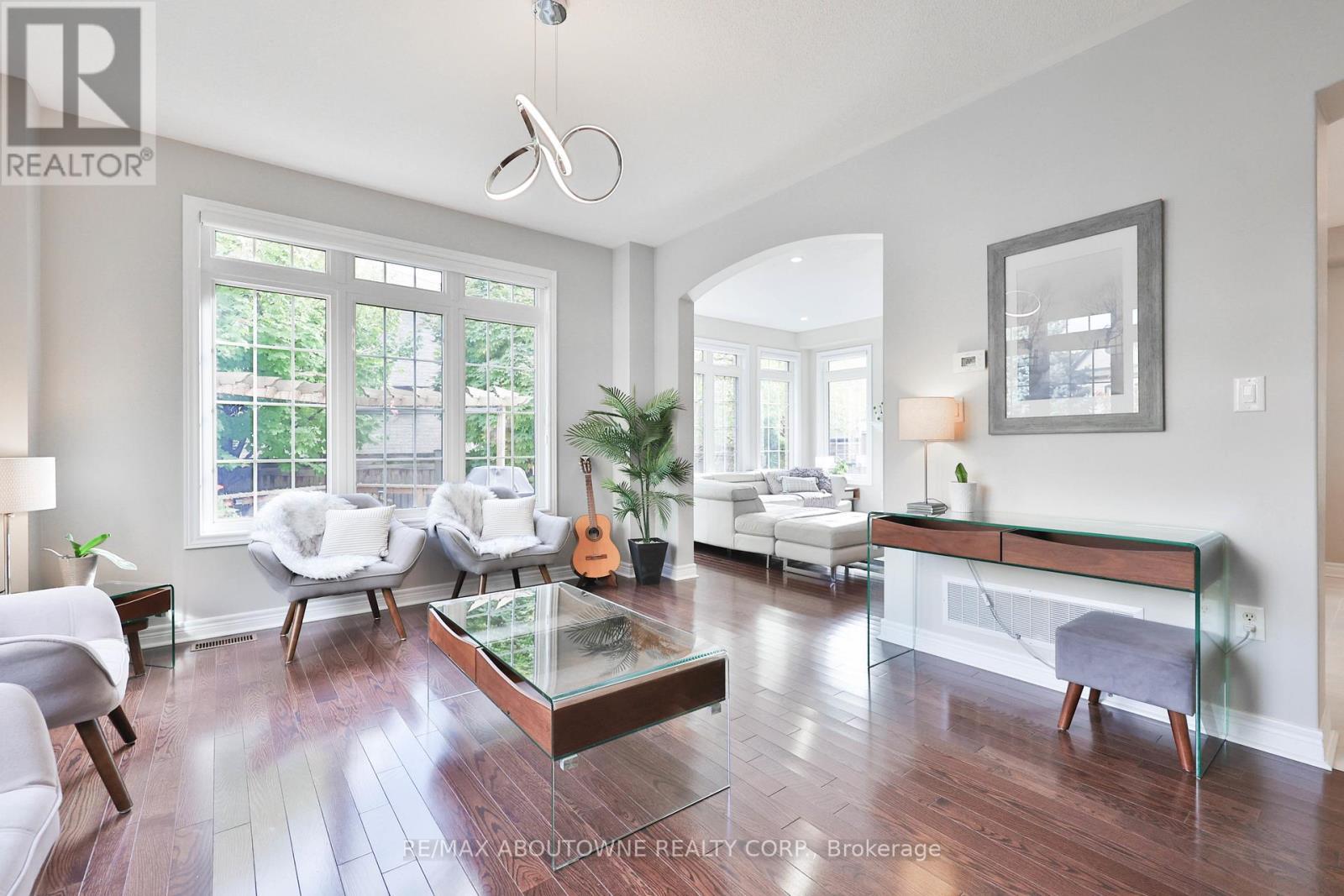 3262 Skipton Lane, Oakville, ON - Indoor Photo Showing Living Room
