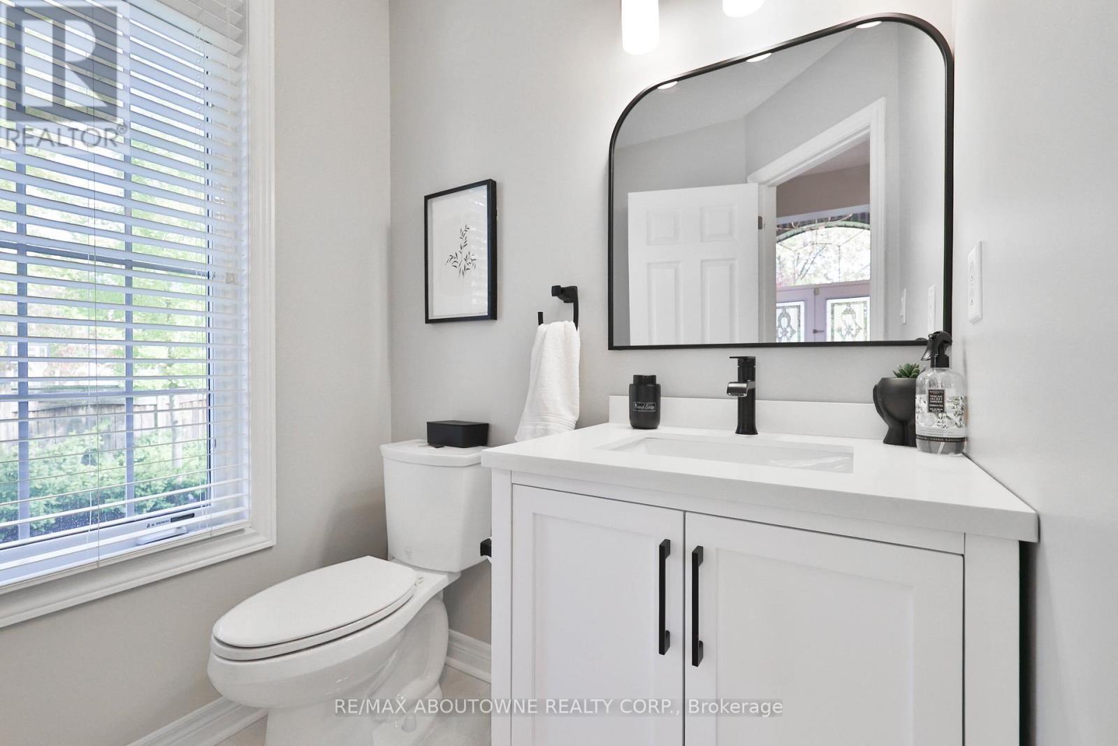 3262 Skipton Lane, Oakville, ON - Indoor Photo Showing Bathroom