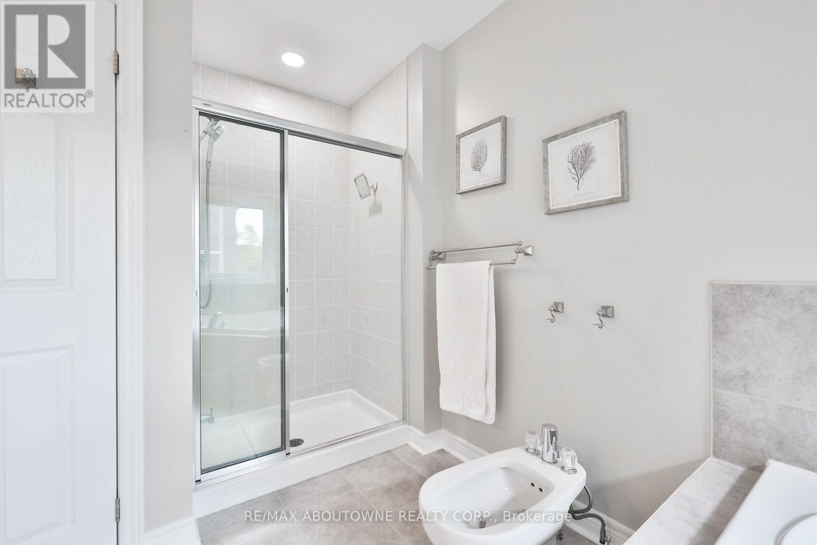 3262 Skipton Lane, Oakville, ON - Indoor Photo Showing Bathroom