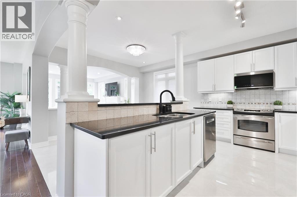 3262 Skipton Lane, Oakville, ON - Indoor Photo Showing Kitchen With Upgraded Kitchen