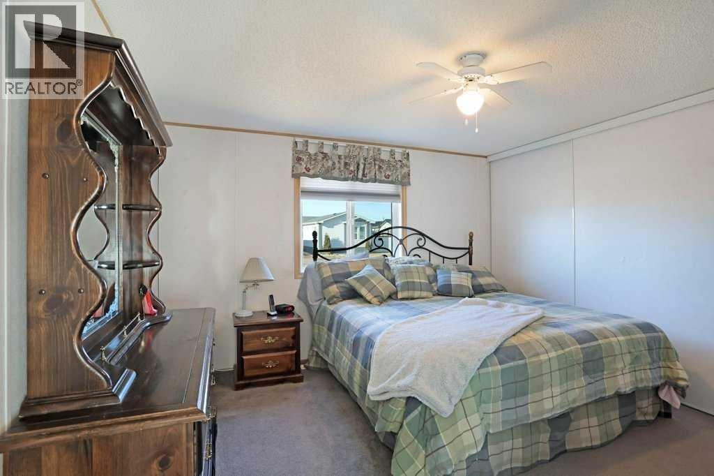 4 Meadowplace Green E, Brooks, AB