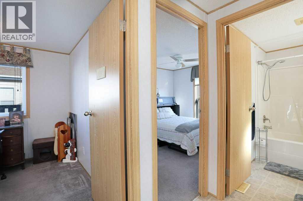 4 Meadowplace Green E, Brooks, AB