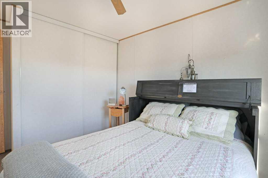 4 Meadowplace Green E, Brooks, AB