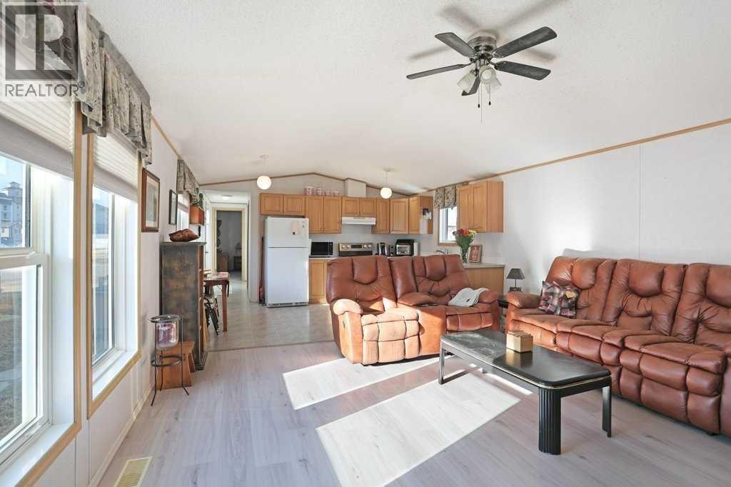 4 Meadowplace Green E, Brooks, AB