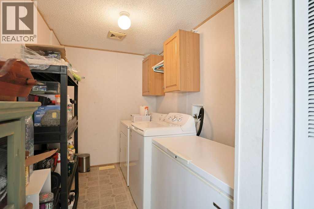 4 Meadowplace Green E, Brooks, AB