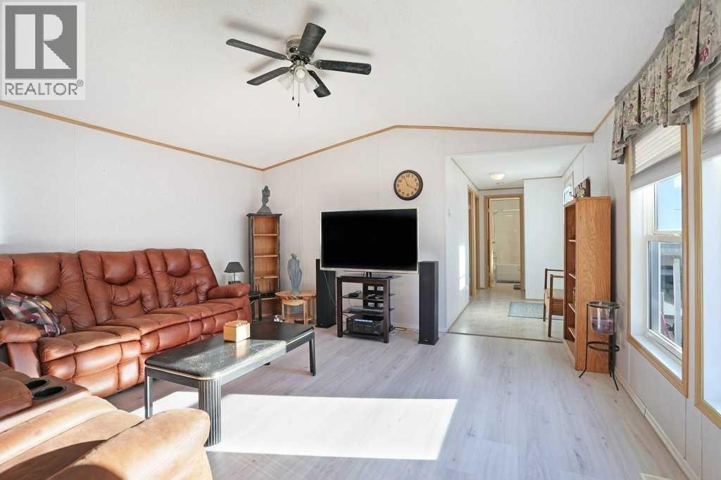 4 Meadowplace Green E, Brooks, AB