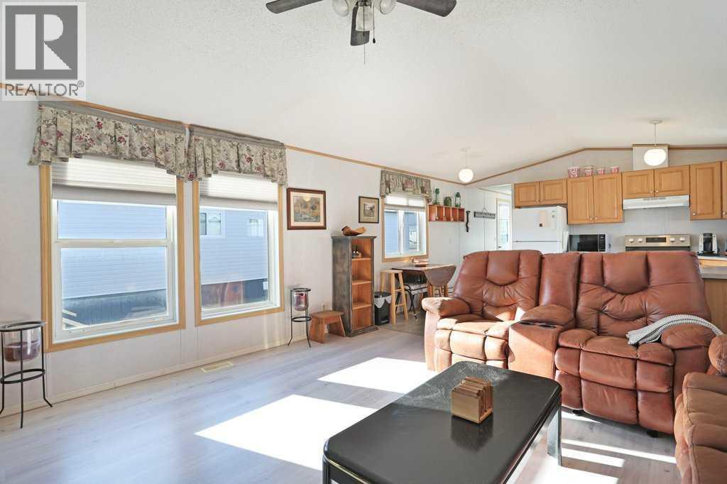 4 Meadowplace Green E, Brooks, AB