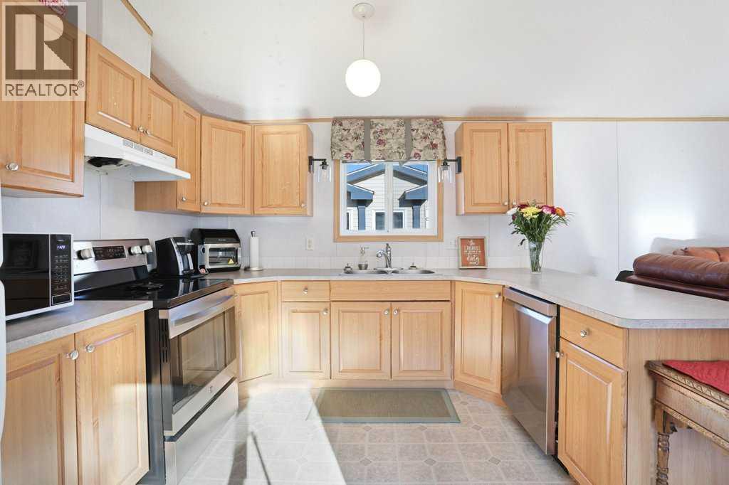 4 Meadowplace Green E, Brooks, AB