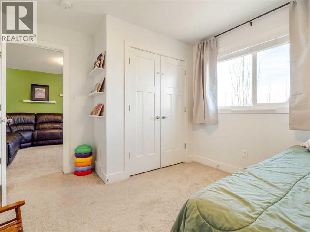 166 Crocus Terrace W, Lethbridge, AB - Indoor Photo Showing Bedroom