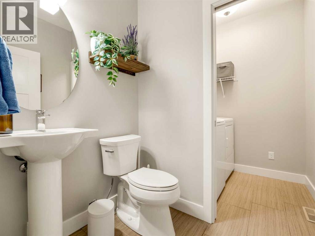 166 Crocus Terrace W, Lethbridge, AB - Indoor Photo Showing Bathroom