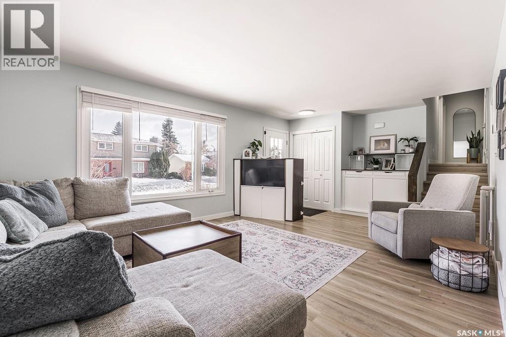 11 Schwager Crescent, Saskatoon, SK - Indoor Photo Showing Living Room