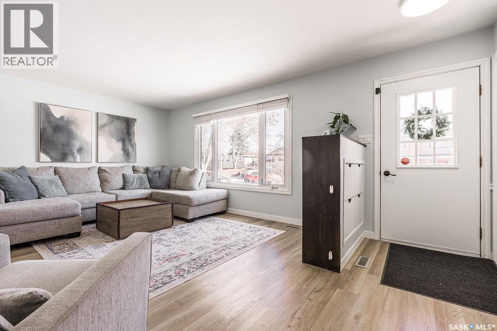 11 Schwager Crescent, Saskatoon, SK - Indoor Photo Showing Living Room