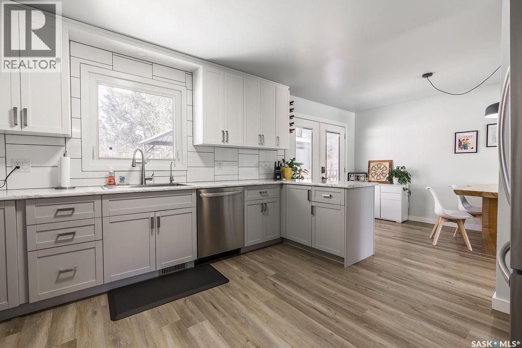 11 Schwager Crescent, Saskatoon, SK - Indoor Photo Showing Kitchen With Upgraded Kitchen