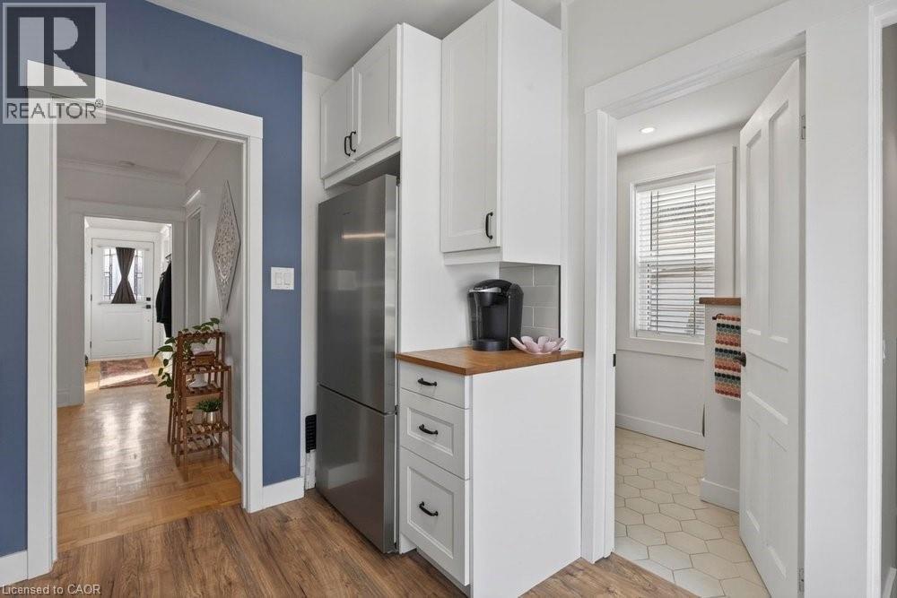 19 Huxley Avenue N, Hamilton, ON - Indoor