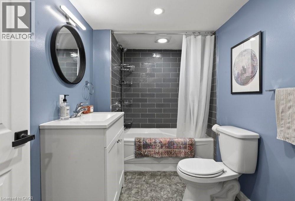 19 Huxley Avenue N, Hamilton, ON - Indoor Photo Showing Bathroom
