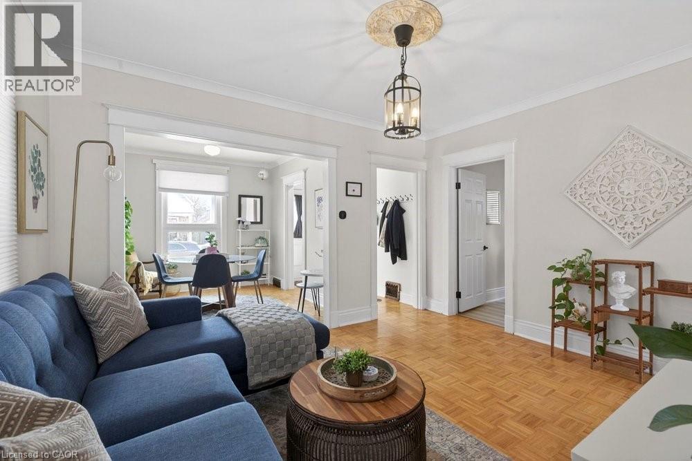 19 Huxley Avenue N, Hamilton, ON - Indoor Photo Showing Living Room