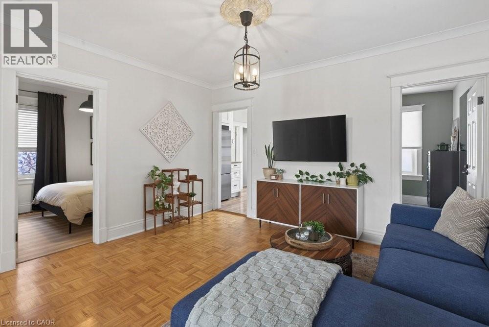 19 Huxley Avenue N, Hamilton, ON - Indoor