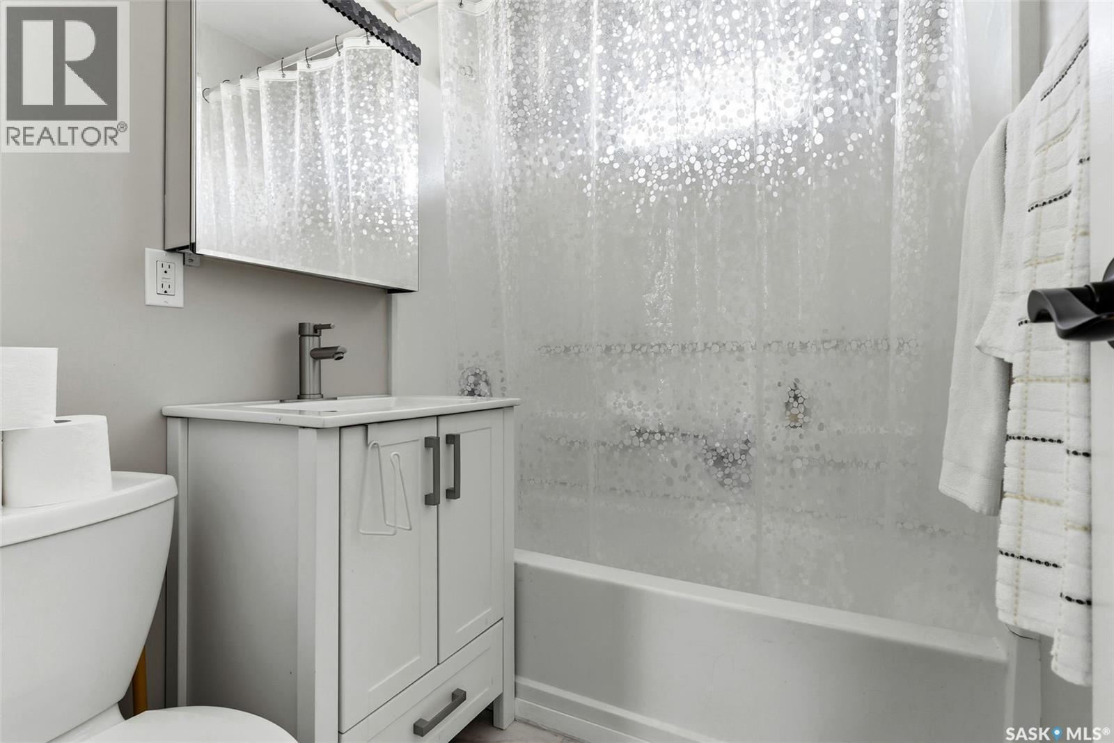 4124 4Th Avenue, Regina, SK - Indoor Photo Showing Bathroom