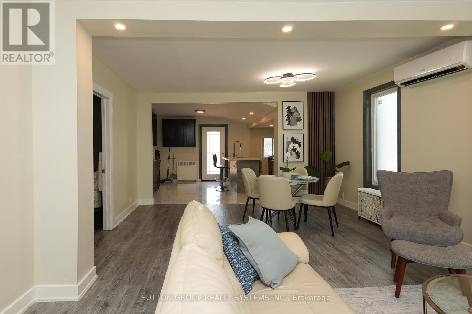 39 Norfolk Avenue, Cambridge, ON - Indoor Photo Showing Living Room