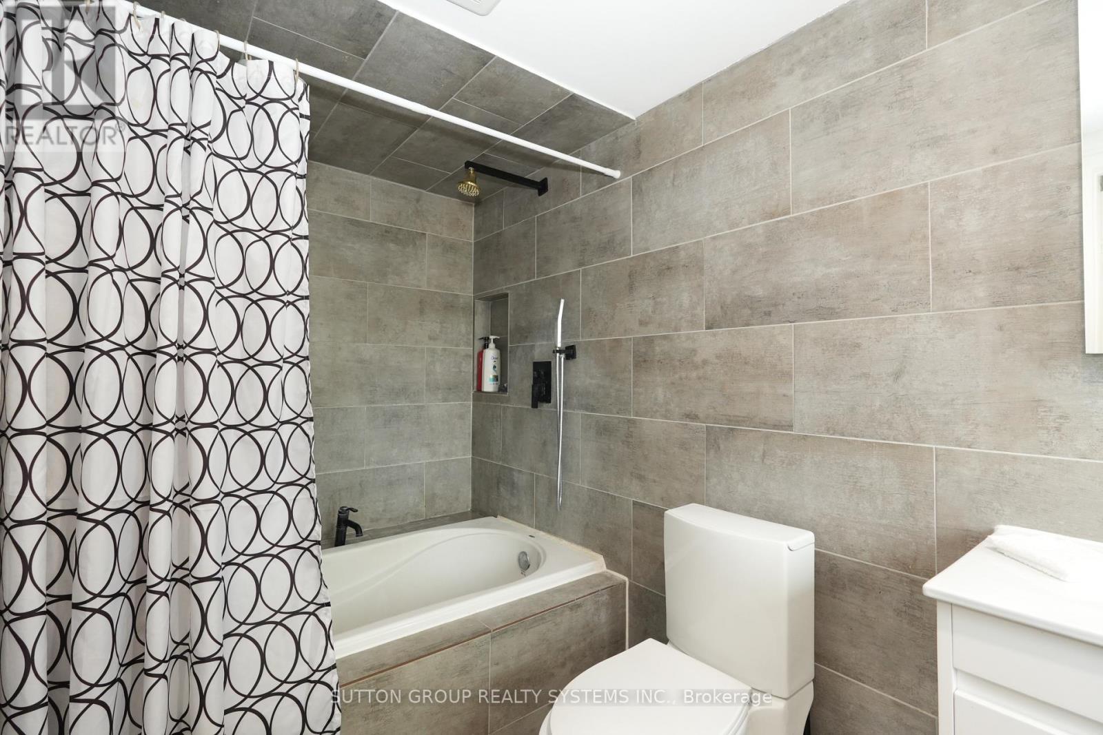 39 Norfolk Avenue, Cambridge, ON - Indoor Photo Showing Bathroom