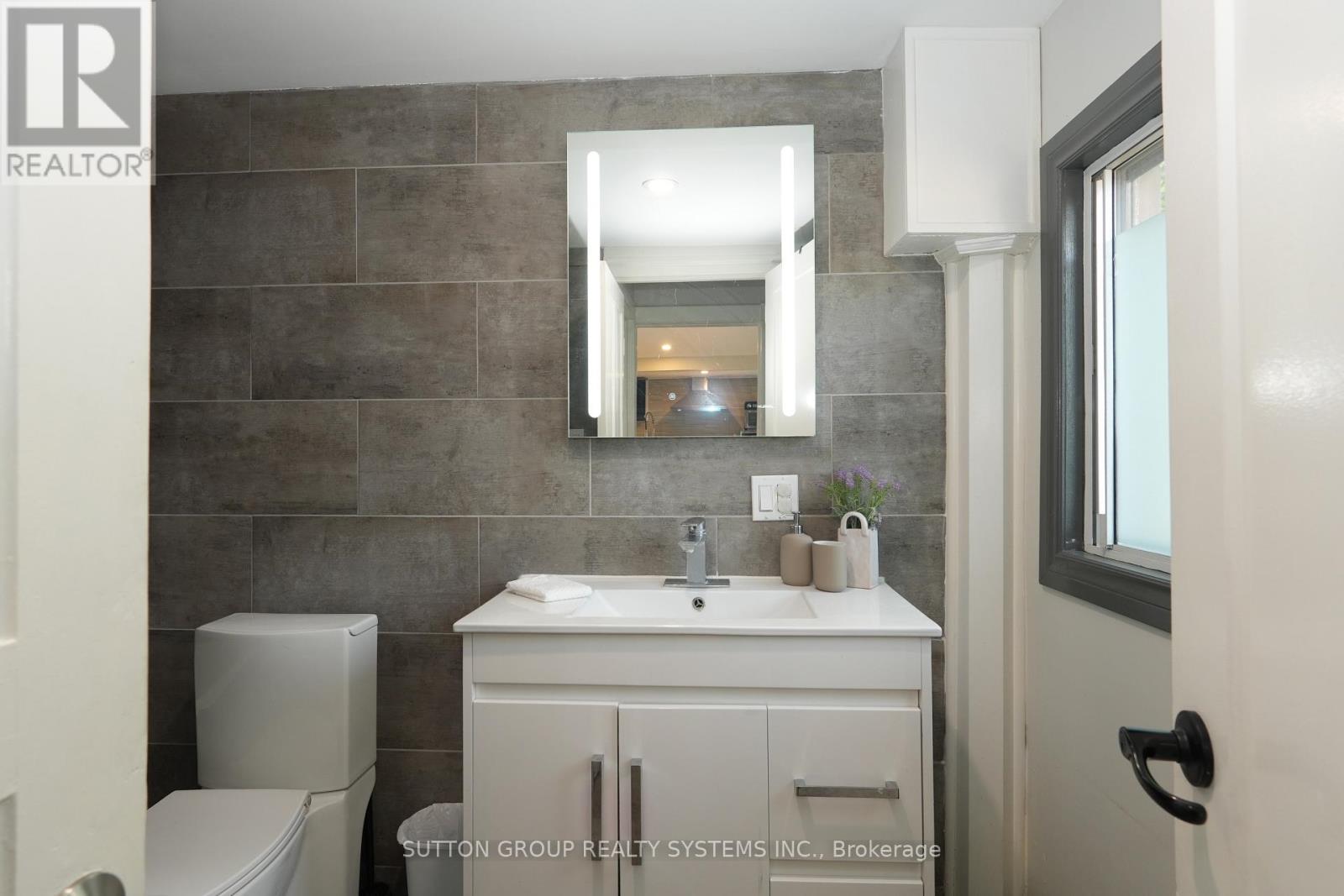 39 Norfolk Avenue, Cambridge, ON - Indoor Photo Showing Bathroom