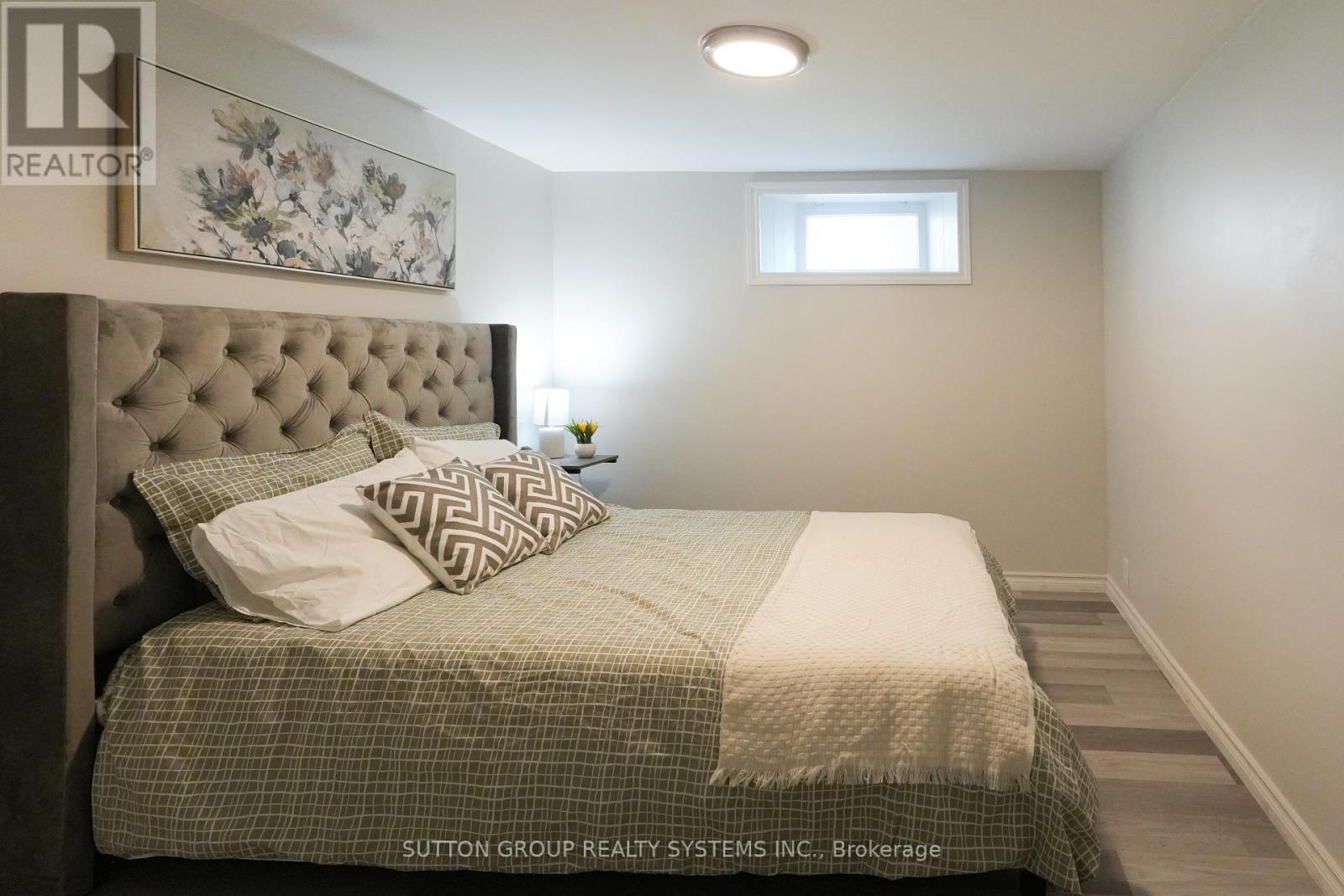 39 Norfolk Avenue, Cambridge, ON - Indoor Photo Showing Bedroom