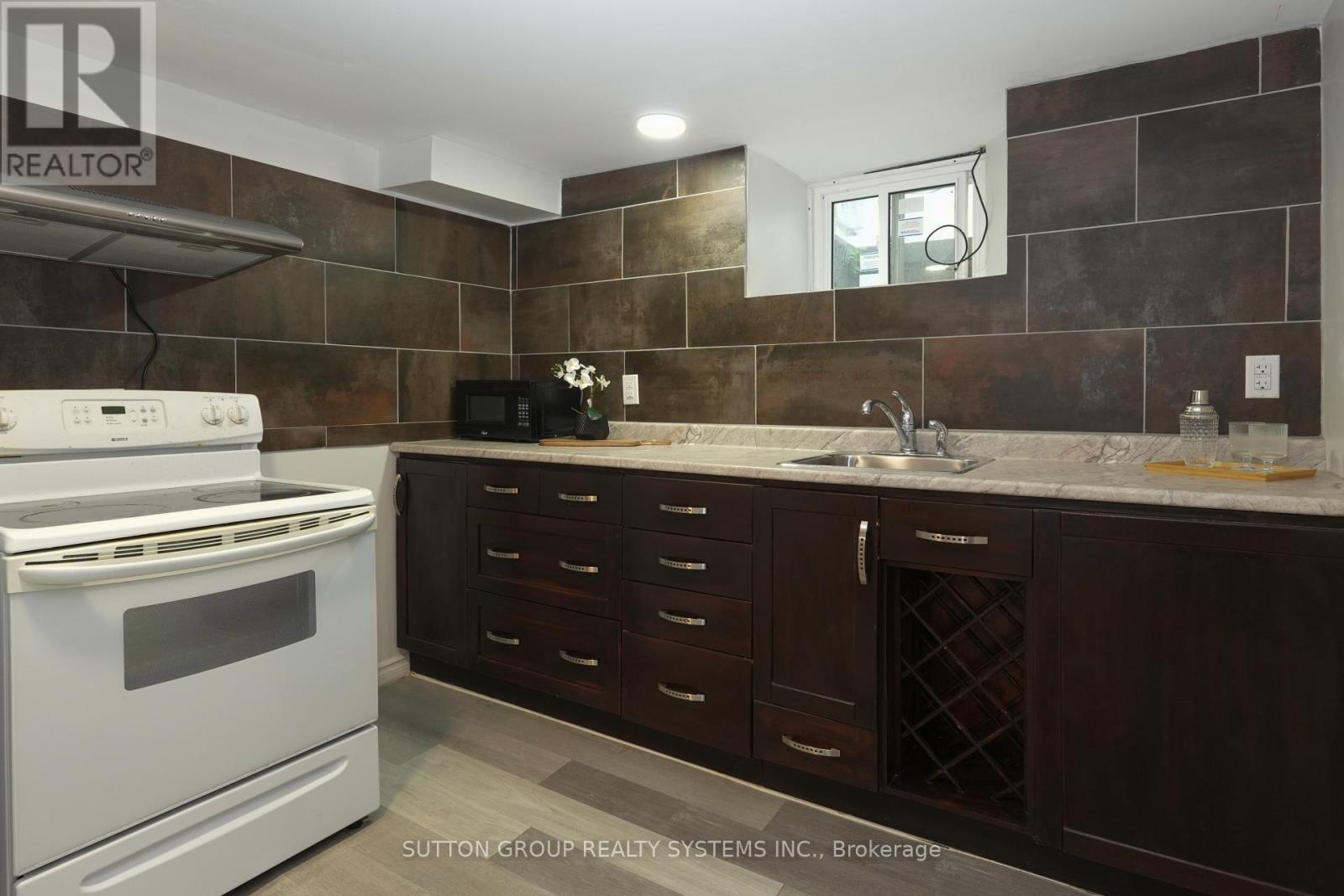 39 Norfolk Avenue, Cambridge, ON - Indoor Photo Showing Kitchen