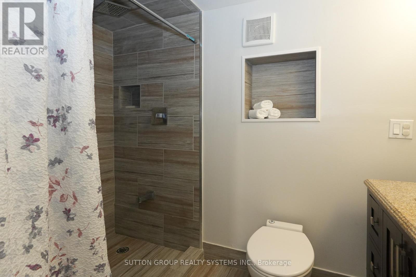 39 Norfolk Avenue, Cambridge, ON - Indoor Photo Showing Bathroom