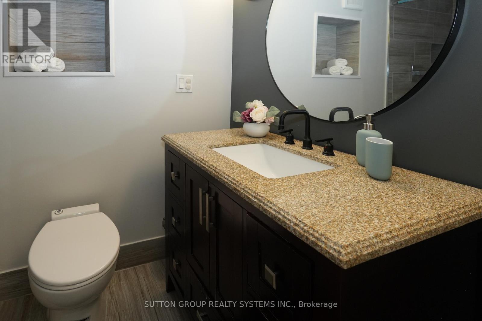 39 Norfolk Avenue, Cambridge, ON - Indoor Photo Showing Bathroom
