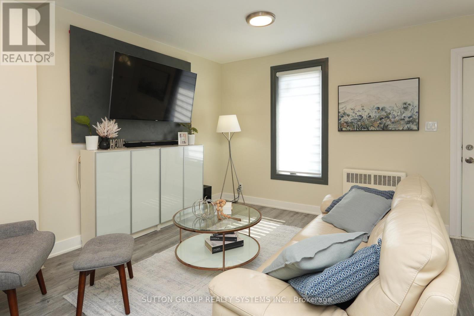 39 Norfolk Avenue, Cambridge, ON - Indoor Photo Showing Living Room