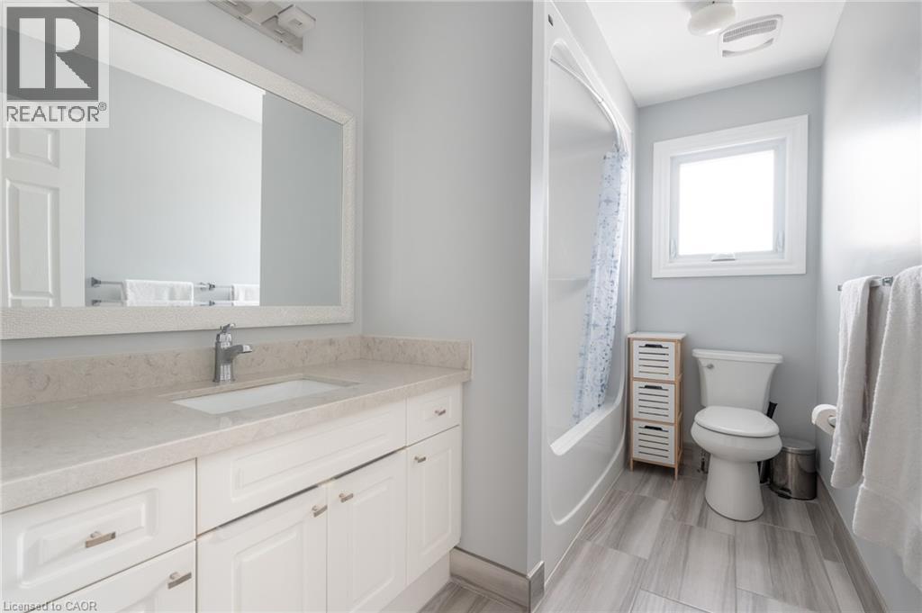 4 Richview Drive, Hamilton, ON - Indoor Photo Showing Bathroom