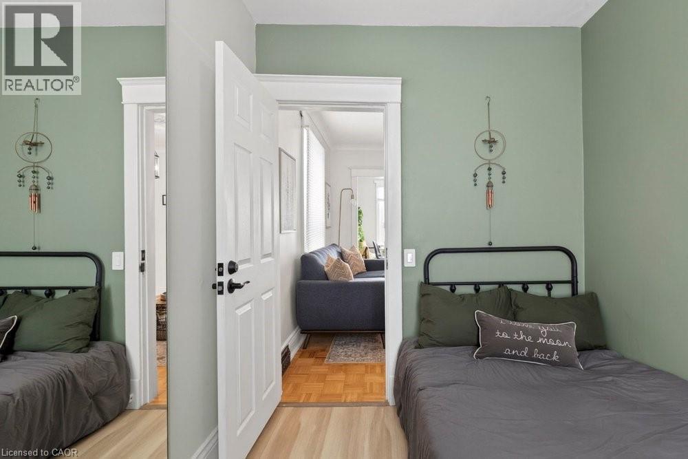 19 Huxley Avenue N, Hamilton, ON - Indoor Photo Showing Bedroom