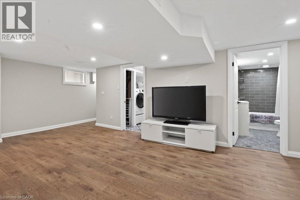 19 Huxley Avenue N, Hamilton, ON - Indoor