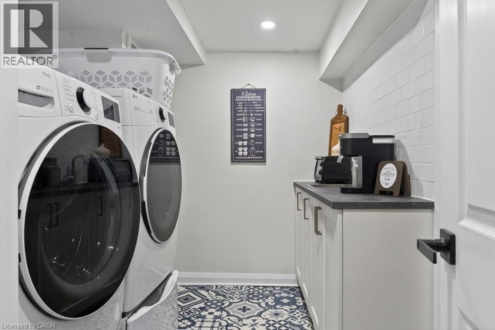 19 Huxley Avenue N, Hamilton, ON - Indoor Photo Showing Laundry Room
