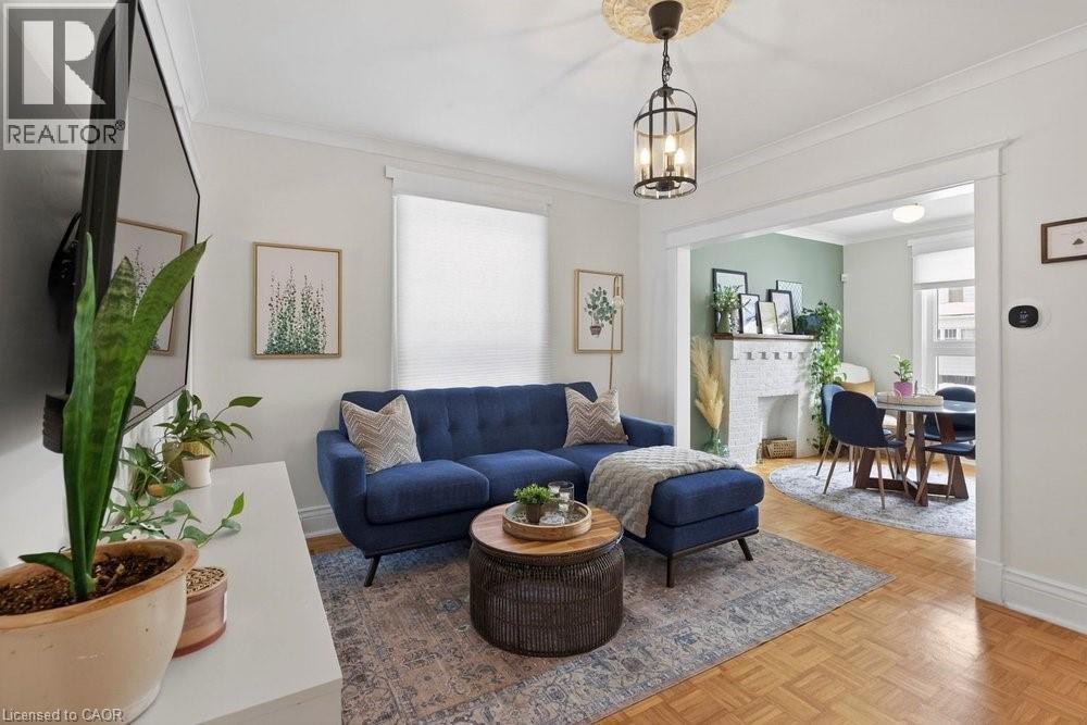 19 Huxley Avenue N, Hamilton, ON - Indoor Photo Showing Living Room