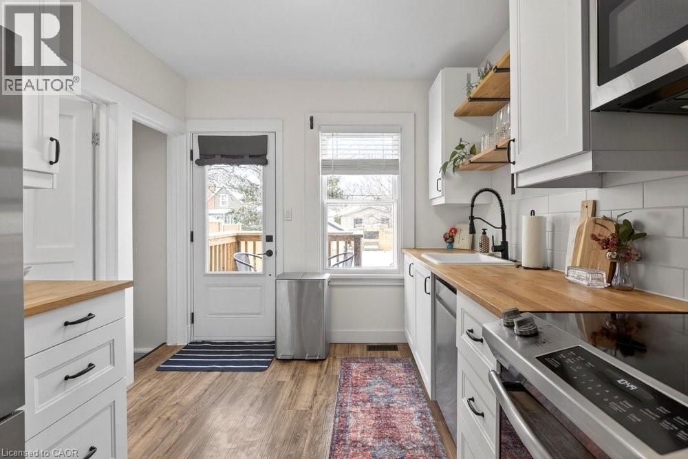 19 Huxley Avenue N, Hamilton, ON - Indoor Photo Showing Kitchen