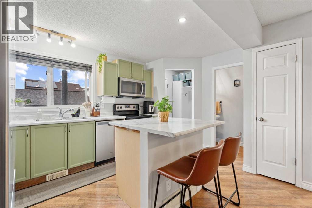 242 Elgin Place Se, Calgary, AB - Indoor Photo Showing Kitchen