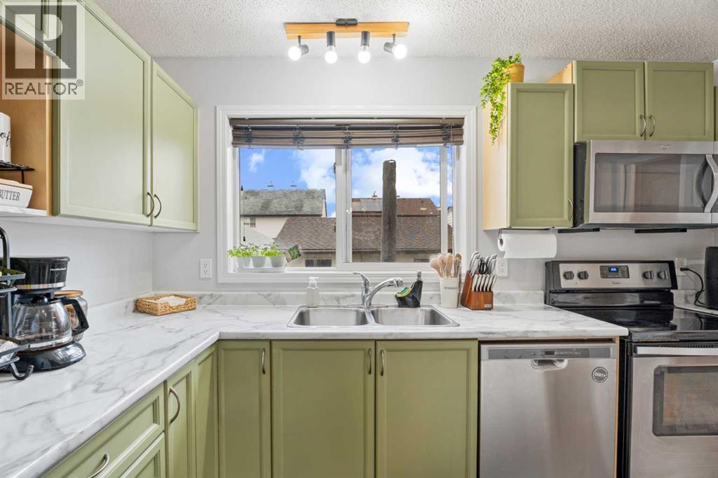 242 Elgin Place Se, Calgary, AB - Indoor Photo Showing Kitchen With Double Sink