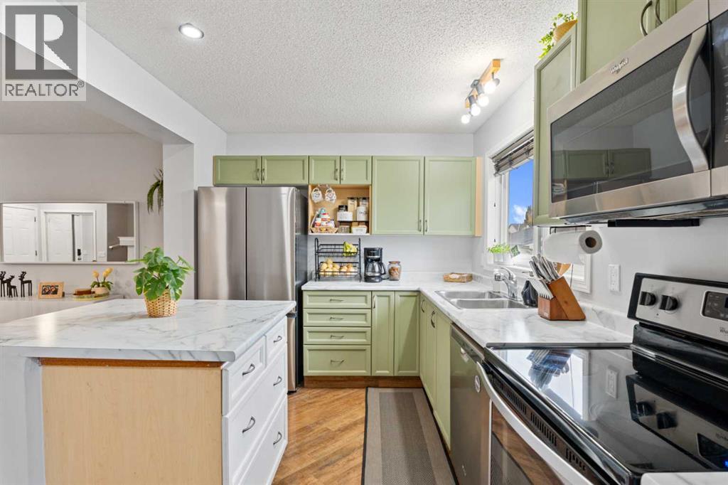 242 Elgin Place Se, Calgary, AB - Indoor Photo Showing Kitchen With Double Sink With Upgraded Kitchen